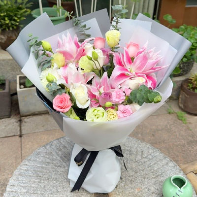 承德9朵玫瑰混搭百合，爱恋纯真无邪